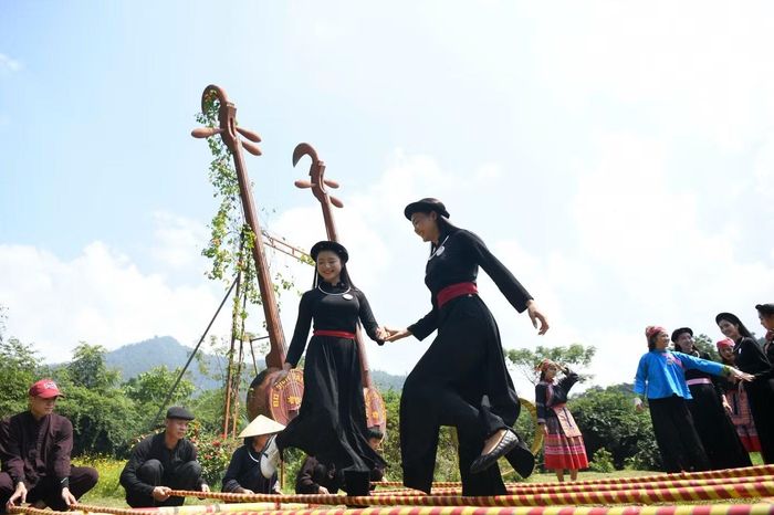 Ở một không gian khác ven hồ Nà Nưa, 53 cô gái lại hào hứng với nhịp sạp.