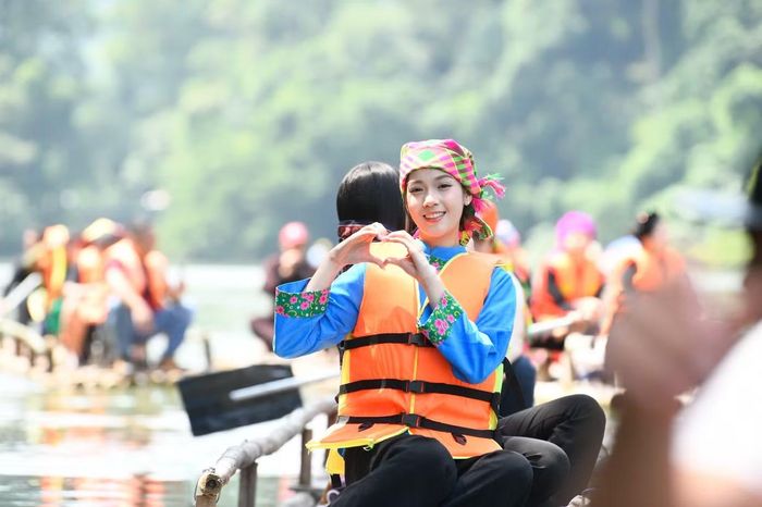 Các cô gái xuất hiện giữa không gian núi rừng Tuyên Quang trong trang phục mang màu sắc dân tộc.