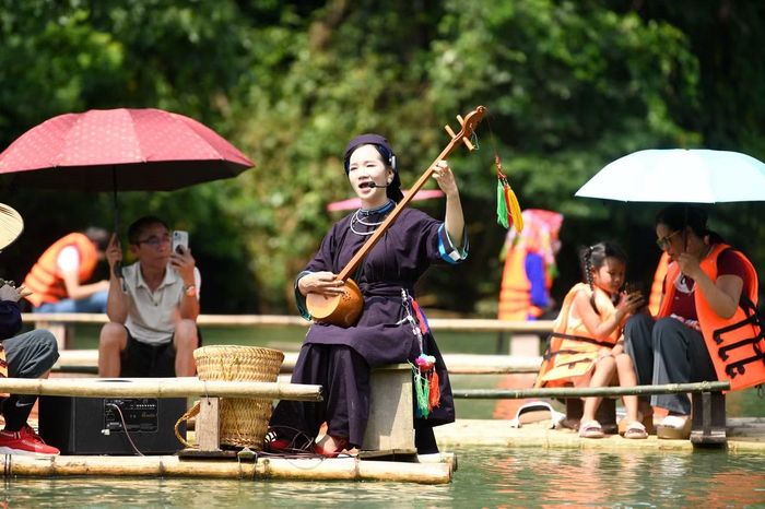 Trên hồ Nà Nưa, bè mảng chầm chậm di chuyển giữa mặt nước. Không gian yên tĩnh vang vọng thanh âm của loại hình nghệ thuật truyền thống gắn với đời sống văn hóa của đồng bào Tày.