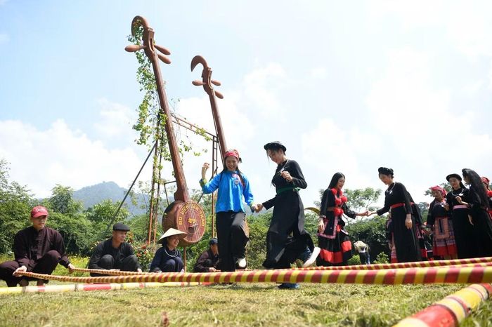 Trong trang phục dân tộc, các thí sinh cùng nhảy sạp trên nền những giai điệu đặc trưng vùng Đông Bắc. Những bước chân ban đầu còn dè dặt nhanh chóng trở nên nhịp nhàng hơn khi tiếng tre gõ đều đặn.