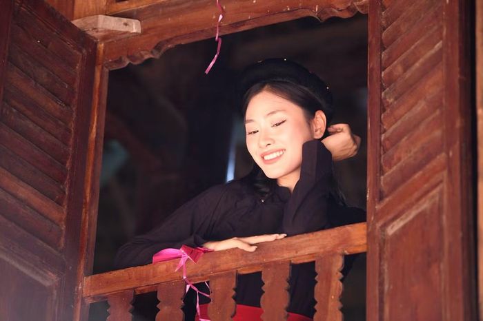 Khoác lên mình trang phục dân tộc giúp các cô gái bước gần hơn vào không gian văn hóa bản địa.