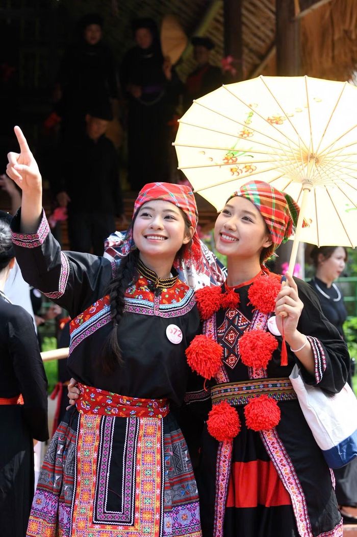 Với Nguyễn Thị Hoa (Đồng Nai), việc được đi qua những vùng đất giúp cô có thêm góc nhìn về sự đa dạng văn hóa của Việt Nam. “Từ miền Nam ra miền Bắc, em được nhìn thấy rất nhiều nét văn hóa khác với nơi mình sinh ra. Em thấy may mắn khi có cơ hội trải nghiệm trực tiếp thay vì chỉ tìm hiểu qua sách vở”, cô chia sẻ.