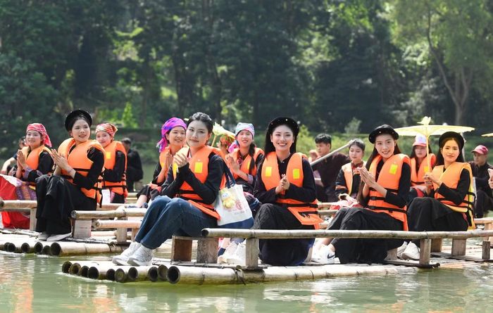 “Em rất thích cảm giác được ngồi trên bè, nghe hát Then và ngắm cảnh vật xung quanh. Mọi thứ chậm lại, khác hẳn với nhịp sinh hoạt thường ngày”, thí sinh Phạm Lê Ái Linh chia sẻ.