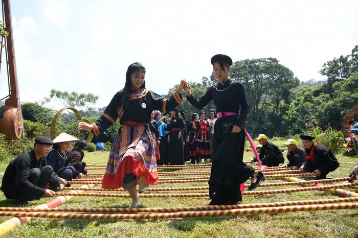 Có cô gái bật cười vì bước hụt, có người phải nhìn bạn bên cạnh để bắt nhịp. Chính những khoảnh khắc không quá trau chuốt ấy lại tạo nên hình ảnh đời thường của các thí sinh.