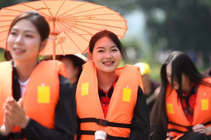 “Điều thú vị là mỗi trải nghiệm đều có câu chuyện phía sau. Khi mình trực tiếp tham gia, mình sẽ nhớ lâu hơn và hiểu văn hóa theo một cách gần gũi hơn”, Nguyễn Thị Sen nói.