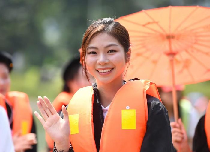 “Trước đây em chỉ biết hát Then qua các chương trình văn nghệ hoặc trên mạng. Bây giờ em cảm nhận sâu sắc hơn khi được nghe trực tiếp”, thí sinh Trịnh Ngọc Huyền nói.