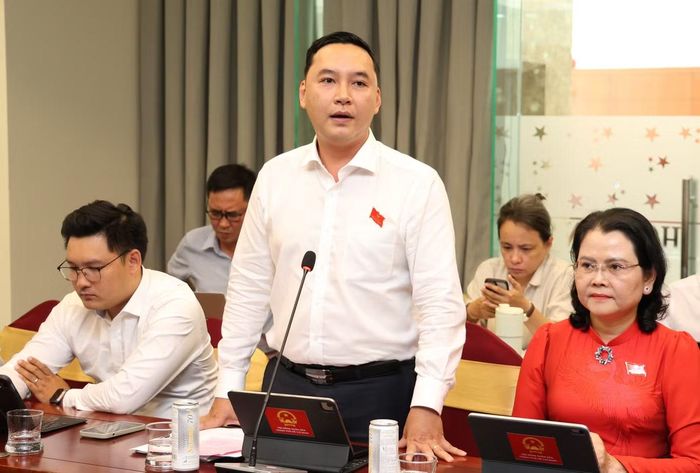 Bí thư Đảng ủy phường Thủ Đức Mai Hữu Quyết trao đổi thảo luận. Ảnh: Ngô Tùng