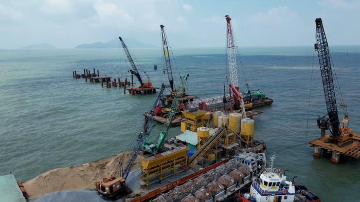 Do đặc thù thi công trên biển, trong 1 năm qua, các lực lượng chỉ thi công được 4 tháng trên biển do thường xuyên đối mặt với sóng to, gió lớn và thời tiết bất lợi.
