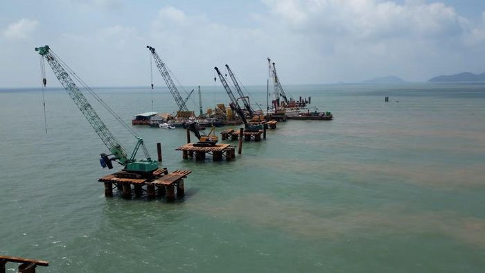 Nhà thầu huy động hơn 1.000 thiết bị và hơn 2.000 công nhân thi công. Hiện, đã thi công được 15 trụ cầu trên biển.
