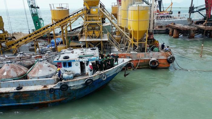 Về nguồn cung vật liệu, phần cát cơ bản đáp ứng đủ nhu cầu nhưng vật liệu đá đặc thù dành cho bê tông nhựa, dầm cường độ cao còn thiếu tương đối lớn và chỉ có mỏ Antraco (tỉnh An Giang) đủ điều kiện đáp ứng.
