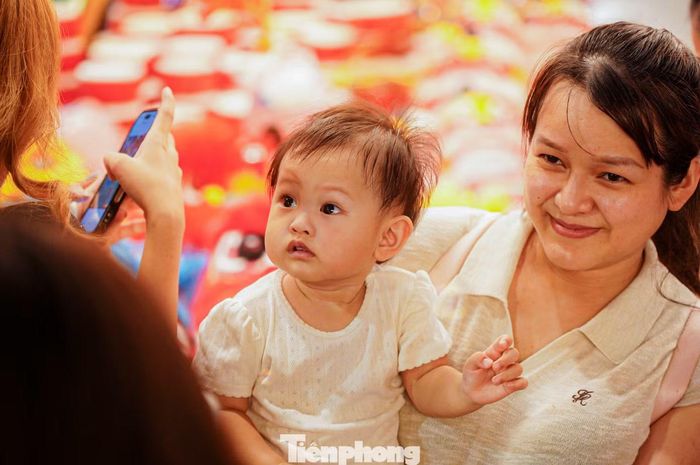 Các gia đình đưa trẻ nhỏ đến trải nghiệm không khí Trung thu trên phố cổ.
