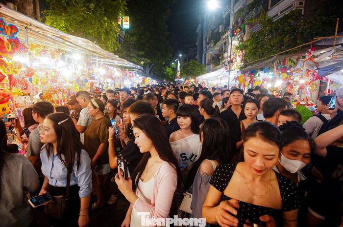 "Em không nghĩ hôm nay lên lại đông thế này, chỉ có thể nhích từng bước một, các món đồ chơi đều phải xem nhanh để di chuyển." - Hà Anh (phưòng Láng) nói.