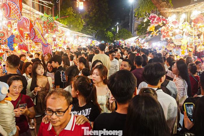Nằm tại trung tâm phố cổ, Hàng Mã là tâm điểm của Hà Nội mỗi dịp Trung thu. Những ngày này, con phố rực rỡ sắc đỏ với hàng vạn đèn lồng, đồ chơi truyền thống, trở thành không gian văn hóa sầm uất, thu hút đông đảo người dân và du khách đến vui chơi, chụp ảnh.