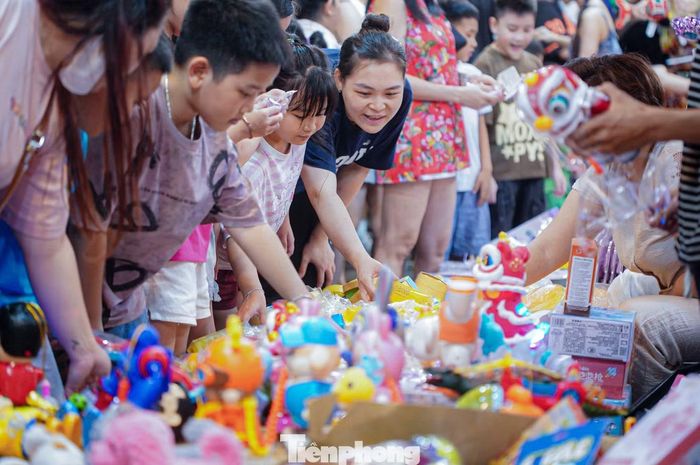 Khách quây kín một quầy hàng bán đồ chơi truyền thống và hiện đại.