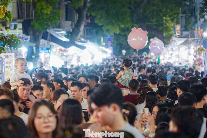 Nằm tại trung tâm phố cổ, Hàng Mã không chỉ là điểm giao thương sầm uất, nơi đây được ví như biểu tượng văn hóa sống động, nơi lưu giữ ký ức tuổi thơ và hồn cốt Tết đoàn viên truyền thống của người Hà Nội.