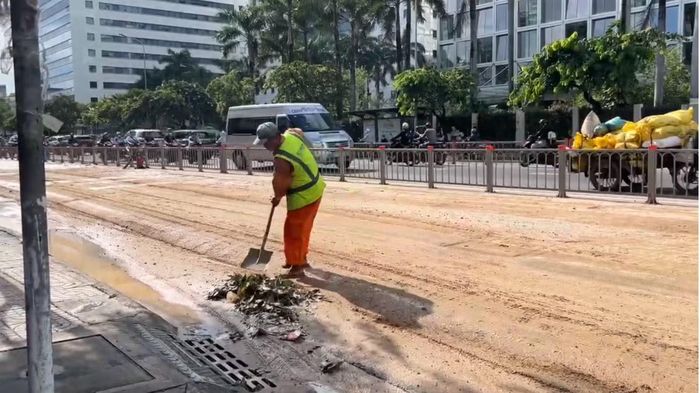 Bùn đất rơi vãi trên đường khiến một đoạn đường Cộng Hòa phải đóng 1 chiều lưu thông.