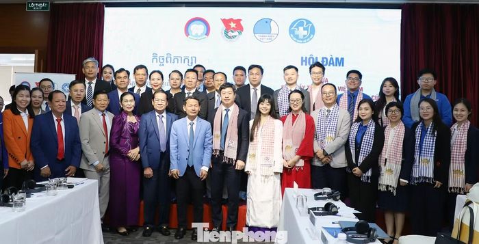 Đại biểu hai đoàn chụp ảnh lưu niệm tại chương trình. Ảnh: Đăng Hải