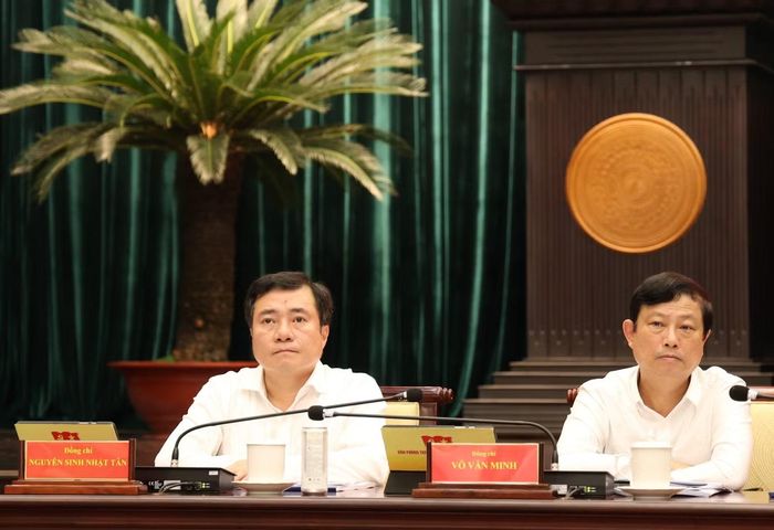 Ông Nguyễn Sinh Nhật Tân (bên trái) cùng Thường trực Thành ủy TPHCM chủ trì, điều hành Hội nghị Ban Chấp hành lần thứ 9, chiều 22/9. Ảnh: Ngô Tùng
