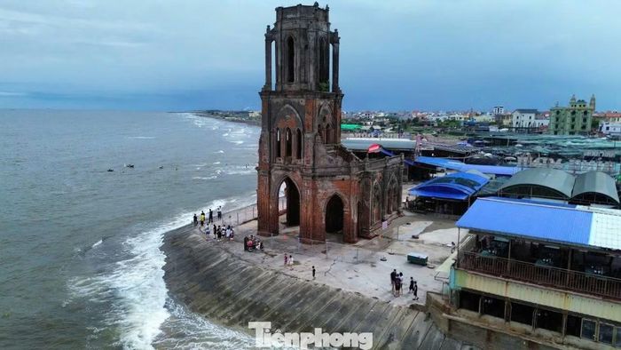 Khu vực này cũng nằm trong không gian phát triển du lịch biển của xã Hải Tiến, nơi có hơn 7km bờ biển và các sản phẩm du lịch gắn với biển, làng nghề, nghề muối, đời sống ngư dân và trải nghiệm văn hóa - môi trường. Trước đó, khu vực quanh nhà thờ từng xuất hiện nhiều công trình, nhà hàng phục vụ kinh doanh do người dân tự phát xây dựng. Chính quyền xã Hải Tiến đã yêu cầu tháo dỡ nhằm trả lại không gian, cảnh quan cho khu vực.