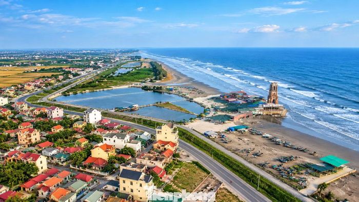Nhà thờ đổ Hải Lý thực chất là phần còn lại của nhà thờ Trái Tim Chúa, một công trình có giá trị lịch sử, kiến trúc gắn với quá trình hình thành và phát triển của làng chài Xương Điền xưa. Xương Điền là vùng cư trú ven biển từ khoảng cuối thế kỷ XVII, đầu thế kỷ XVIII. Cùng với quá trình định cư, người dân từng bước quai đê, lấn biển, mở rộng đất sản xuất và bảo vệ làng xóm. Trong giai đoạn 1864 - 1885, đê Ngự Hàm được đắp với chiều dài gần 12km, góp phần bảo vệ và mở rộng vùng đất mới. Khu vực Hải Lý liên tục chịu tác động của sóng, dòng chảy, gió, bão và quá trình xói lở. Năm 1925, khoảng 3km đê giáp biển Hải Lý bị vỡ. Đến năm 1990, khoảng 1,5km đê tiếp tục bị phá hỏng, buộc tuyến đê phải lùi vào khoảng 150m. Năm 2005, khu vực Xương Điền ghi nhận đoạn sạt lở dài khoảng 700 m.