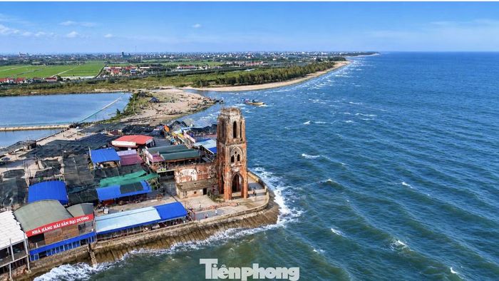 Đây được xác định là chứng tích biến đổi khí hậu đầu tiên của Việt Nam. Công trình hiện chỉ còn một phần nhà thờ và tháp chuông đứng sát mép sóng, nằm ngoài tuyến đê biển hiện nay.