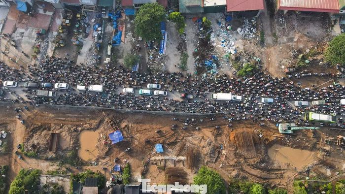 Dòng phương tiện ken đặc trên Quốc lộ 6 sáng 22/9, ngay sát công trường cầu Mai Lĩnh mới.