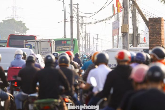 Theo người dân thường xuyên di chuyển qua khu vực, nước lũ dâng những ngày qua khiến nhiều cầu dân sinh qua sông Đáy, sông Bùi, sông Tích bị chia cắt. Một số tuyến đường quen thuộc không thể lưu thông, khiến phương tiện dồn về cầu Mai Lĩnh.