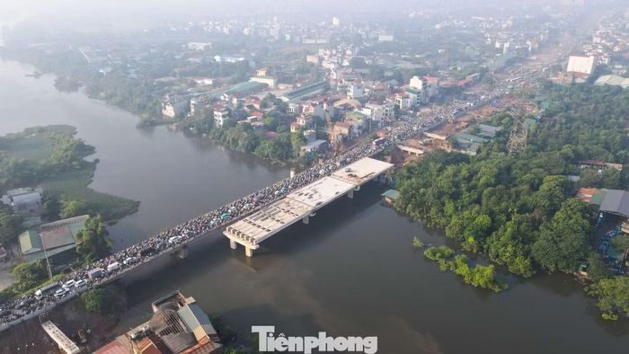 Nhiều ngày qua, cầu Mai Lĩnh trên Quốc lộ 6 thường xuyên ùn tắc, dòng xe kéo dài ở cả hai chiều. Người đi từ khu vực phía Tây vào trung tâm Hà Nội và chiều ngược lại đều phải di chuyển chậm.
