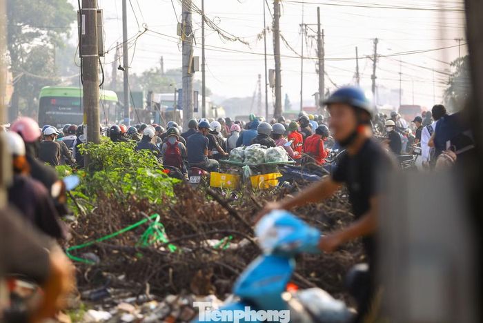 “Mấy ngày nay đi qua cầu rất mất thời gian. Nhiều tuyến khác bị ngập, muốn vào Hà Nội gần như phải đi qua đây”, một người dân cho biết.