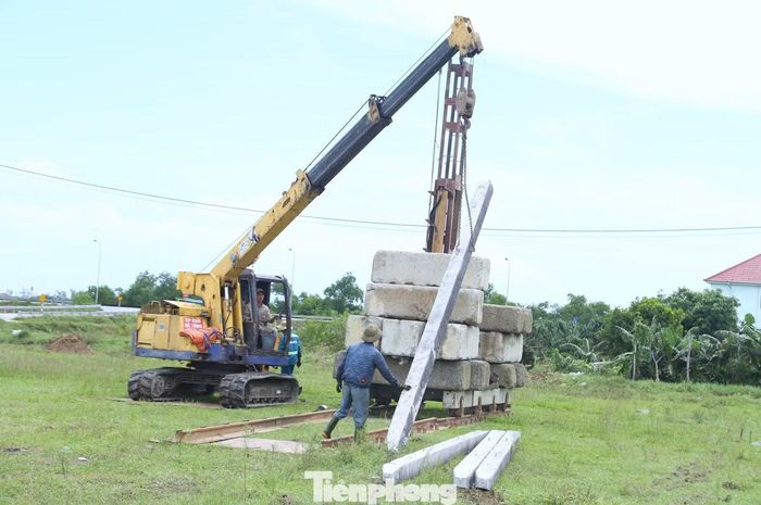 Một số hộ đã được cấp đất tái định cư nhưng chưa thể xây nhà do còn gặp khó khăn về tài chính và thủ tục.