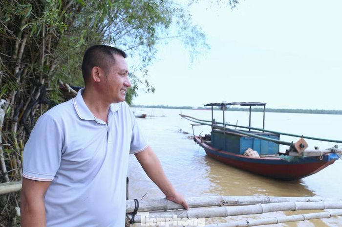 Anh Nguyễn Văn Trường nhiều năm sống trong cảnh thấp thỏm mỗi khi mưa lớn, nước sông Lam dâng cao.
