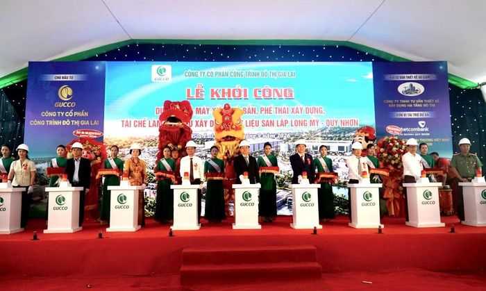 Các đại biểu bấm nút khởi công dự án ý nghĩa của tỉnh Gia Lai.