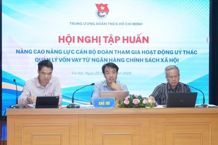 Anh Nguyễn Thiên Tú - Giám đốc Trung tâm Hỗ trợ Thanh thiếu nhi Việt Nam (ở giữa) và đại diện Ngân hàng CSXH chủ trì thảo luận giải đáp những câu hỏi về các chương trình tín dụng của Ngân hàng CSXH.