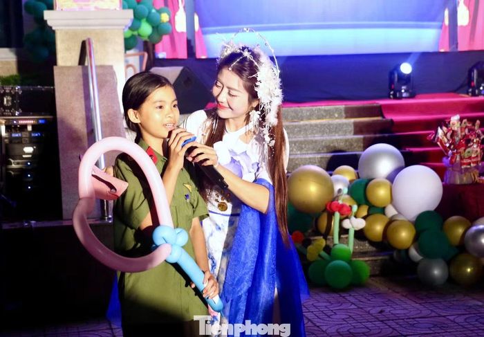 Không khí rộn ràng khi chị Hằng xuất hiện trong đêm Trung thu đặc biệt.