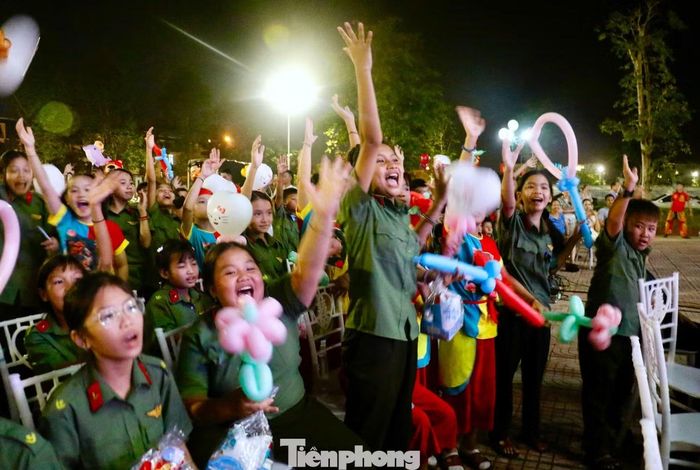 Các em hào hứng tham gia trò chơi, vui đùa và nhận những phần quà.