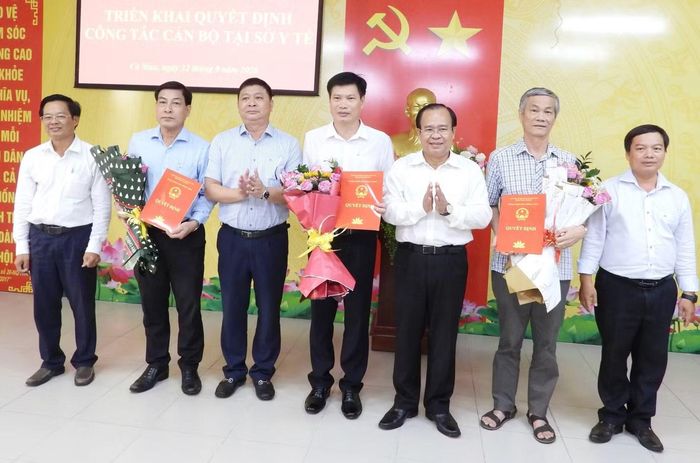 Ông Nguyễn Chí Thanh (thứ 2 từ trái sang) nhận quyết định thôi giữ chức Giám đốc Sở Y tế Cà Mau theo nguyện vọng cá nhân. Ảnh CTV.