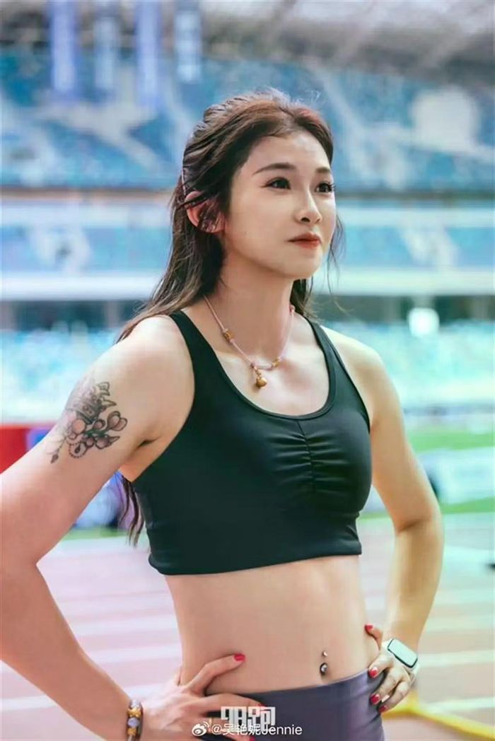 Khát vọng cải thiện thành tích cũng gắn với những khó khăn kéo dài trong sự nghiệp. Ngô Diễm Ni từng kể về quãng thời gian phải tập luyện và thi đấu trong tình trạng đau lưng. Năm 17 tuổi, cô bị thoát vị đĩa đệm sau quá trình tập luyện. Những cơn đau có thời điểm khiến cô không thể ngủ bình thường, nhưng cô vẫn duy trì tập luyện.