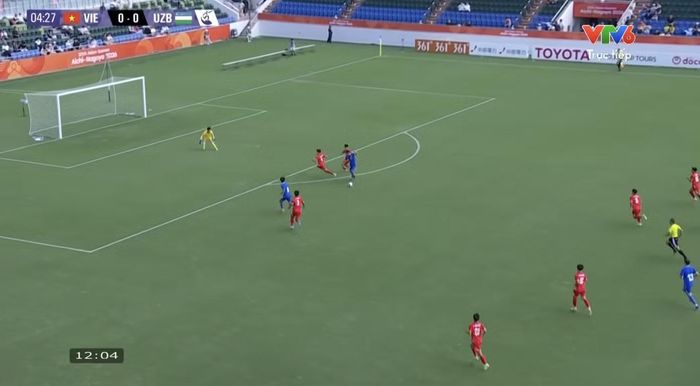 Tình huống đầu tiên dẫn đến bàn thua của U23 Việt Nam