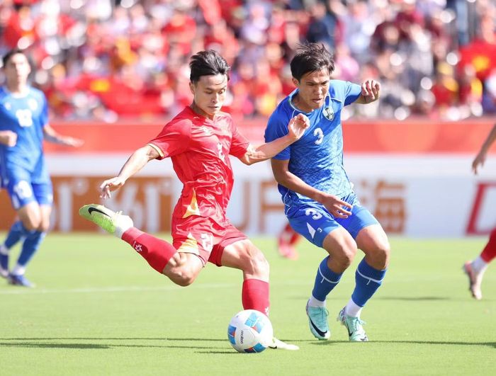 Các tiền đạo U23 Việt Nam bất lực ở trận này. Ảnh: Minh Hưng.