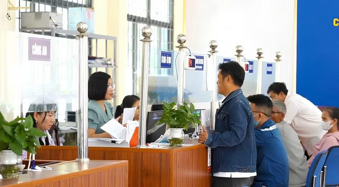 Người dân làm thủ tục hành chính, tại Trung tâm phục vụ Hành chính công.