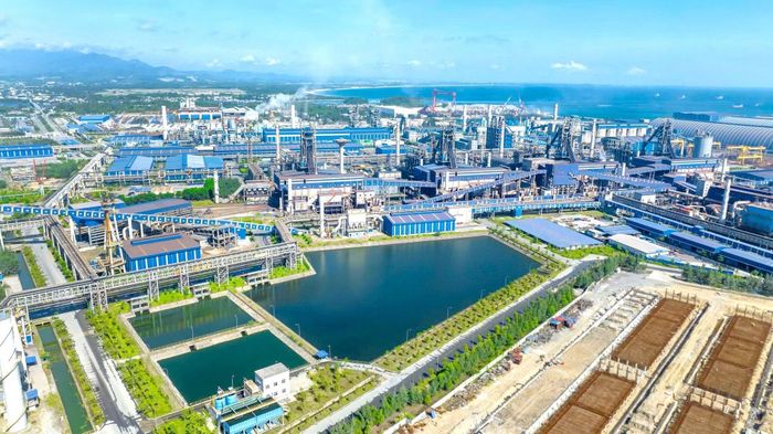 Khu liên hợp sản xuất gang thép Hòa Phát Dung Quất.