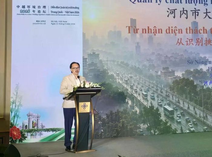 Phó Giám đốc Sở Nông nghiệp và Môi trường Hà Nội Nguyễn Minh Tấn trình bày tham luận “Quản lý chất lượng không khí Hà Nội: Thách thức, các giải pháp đang triển khai và nhu cầu hợp tác”.