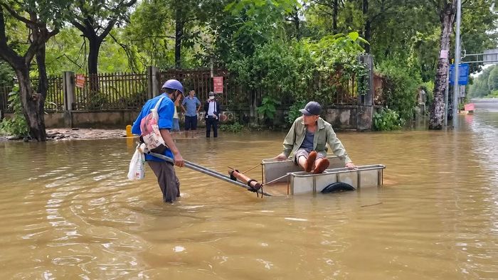 Đứng túc trực cùng chiếc xe kéo tự chế tại mép nước ngập sâu, anh N.V.H. (trú tại xã Hữu Bằng) chia sẻ: "Mỗi lượt kéo xe máy qua đoạn ngập khoảng 300 m, tôi lấy giá 100.000 đồng. Tuy nhiên, đa số các phương tiện biết ngập đã thay đổi lộ trình, thi thoảng mới có người chấp nhận thuê kéo để qua vùng ngập".