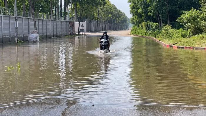  Nhiều đoạn trũng thấp trên tuyến đường gom ngập sâu, khiến việc lưu thông gặp khó khăn. Tại các điểm ngập, một số phương tiện phải quay đầu chuyển hướng; trong khi đó có trường hợp chọn phương án lội nước hoặc dắt xe qua khu vực ngập. 