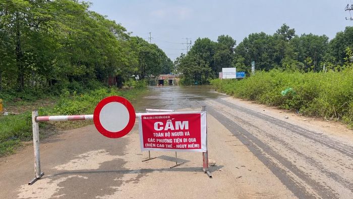 Để bảo đảm an toàn khi nước sông Tích lên cao, Sở Xây dựng Hà Nội tổ chức cấm phương tiện qua các điểm ngập sâu trên đường gom Đại lộ Thăng Long.