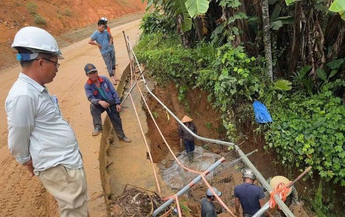 Khắc phục điểm sạt dưới chân đèo Liêu, xã Thạnh Bình. Ảnh CTV