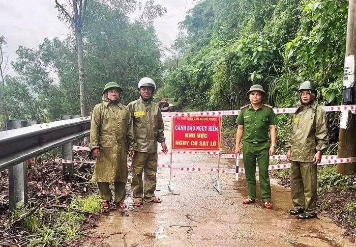 Nhiều tảng đá lớn lăn xuống đường tại khu vực Gành Dinh, thôn Tứ Trung, xã Quế Phước sau mưa lớn, lực lượng chức năng lập tức có mặt để khắc phục. Ảnh CA