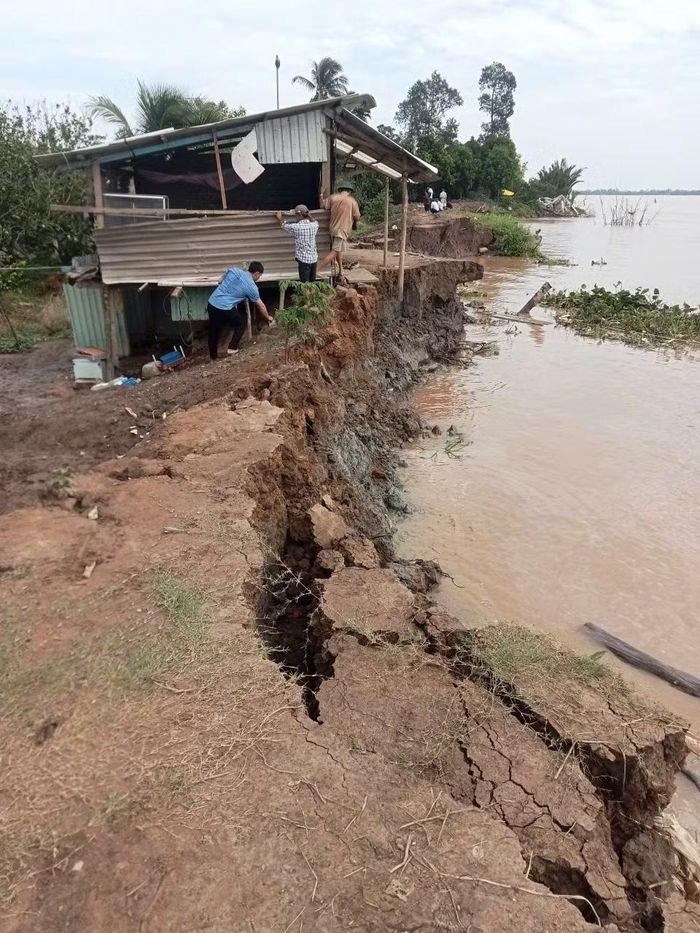  Theo lãnh đạo UBND xã Quới Thiện, trước mắt, địa phương huy động lực lượng, phương tiện đến hiện trường gia cố đê, ngăn nước tràn để bảo vệ tài sản, tính mạng người dân, không để bà con ở lại trên cồn vào ban đêm. Địa phương đã có kế hoạch đưa toàn bộ các hộ dân còn sống trên cồn vào khu tái định cư trong đất liền. 