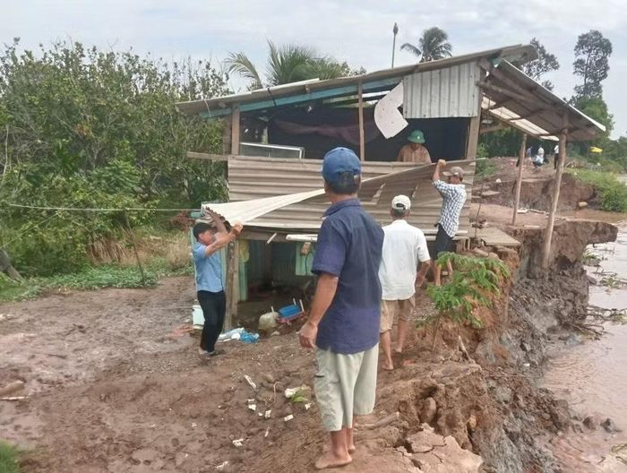 Ông Phan Thanh Minh (người dân sống trên cồn) cho biết, khu vực này có hố xoáy hàm ếch, gặp nước lên và chảy mạnh khiến bờ đê sụp xuống sông. Đoạn đê này rộng khoảng 3m, cao gần 3m, vừa được gia cố, đắp mới hồi cuối năm ngoái.