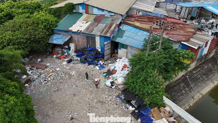 Tập kết rác thải cạnh Trạm cấp nước. Ảnh: V.Q